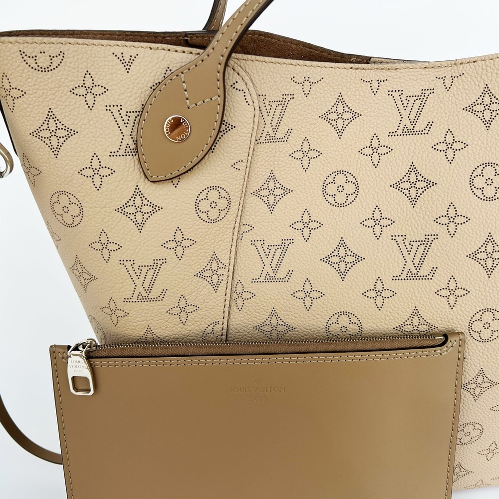 Louis Vuitton Mahina Hina MM Tote Bag Galet Perforated Leather Grey + Pouch - Picture 6 of 15